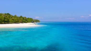 Denizden tropik ada manzarası. Turkuaz deniz suyu.