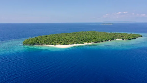热带岛屿 有白色的海滩 岛上有棕榈树和白沙 俯瞰全景 暑假和旅行度假的概念 菲律宾马哈巴岛 — 图库照片