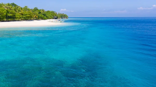 Laguna Turquesa Isla Tropical Una Isla Con Palmeras Atolón Océano — Foto de Stock