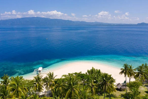 Vacker Lagun Och Vit Sandstrand Flygutsikt Turistbåt Utanför Kusten Perfekt — Stockfoto