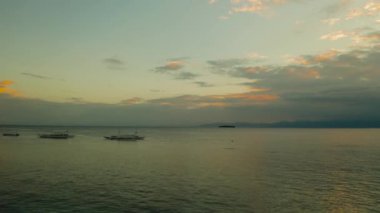 Gün batımında denizin üzerindeki bulutlu gökyüzü.