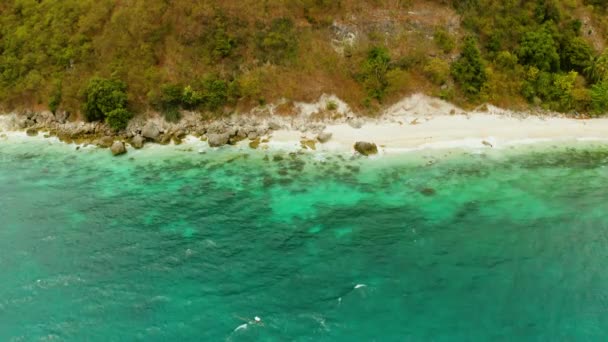 Тропічний Піщаний Пляж Хвилею Бірюзовою Водою Копіює Простір Тексту Вид — стокове відео