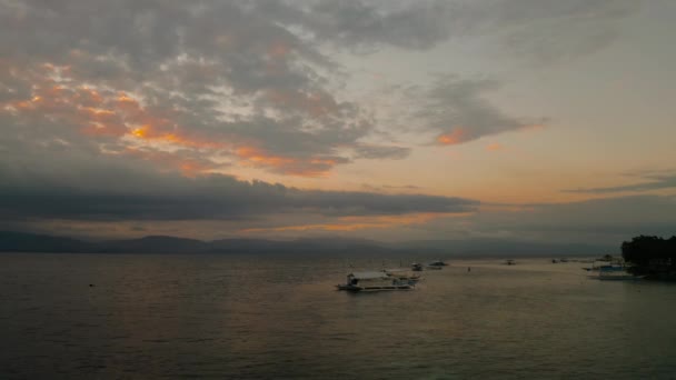 Nuvens Coloridas Brilhantes Durante Pôr Sol Sobre Mar Vista Aérea — Vídeo de Stock