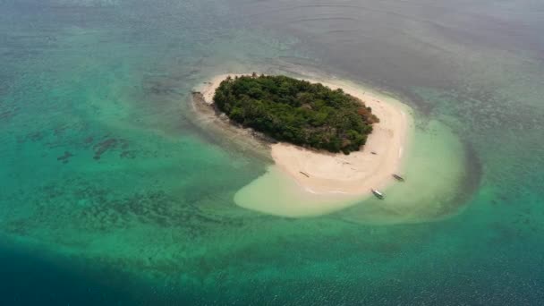 Ilha tropical no mar. — Vídeo de Stock