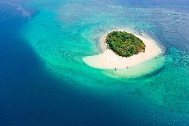 Mavi denizde küçük bir tropikal ada, üst manzara. Yaz ve seyahat tatili konsepti. Rosa Adası, Filipinler.