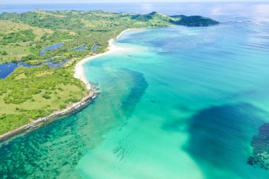 Adaları olan bir göl. Caramoan Adaları, Filipinler. Güzel adalar, yukarıdan manzara.