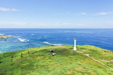 Tropikal bir adada deniz feneri, üst manzara. Yeşil adası olan güzel bir manzara. Basot Adası, Caramoan, Camarines Sur, Filipinler.