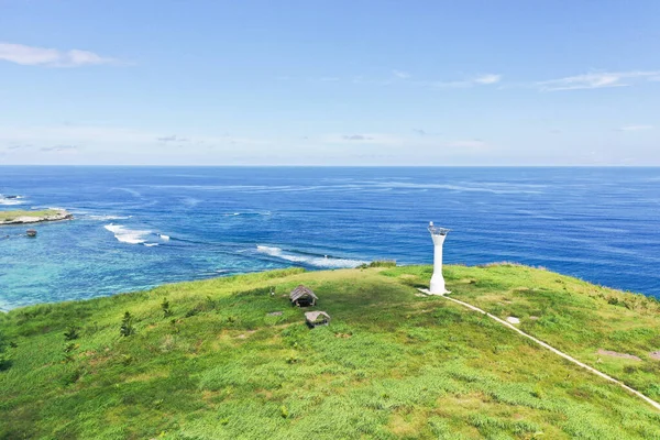 Tropikal bir adada deniz feneri, üst manzara. Yeşil adası olan güzel bir manzara. Basot Adası, Caramoan, Camarines Sur, Filipinler.
