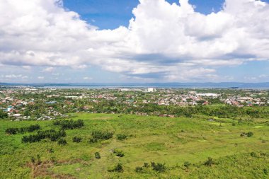 Tacloban şehri, Leyte Adası, Filipinler. Şehrin manzaralı tropikal manzarası, hava manzarası. Yaz ve seyahat tatil konsepti.