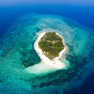 Tropikal plajı ve turkuaz gölleri olan bir ada. Hindistan cevizi ağaçlı, beyaz kumsal, manzaralı. Digyo Adası, Filipinler.