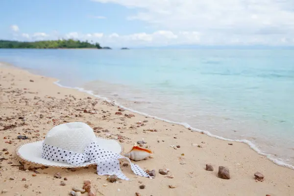 Kumsalda Bir Şapka Sahilde Güzel Bir Şapka Güneş Koruma Konsepti — Stok fotoğraf