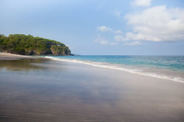 Strand Und Welle Des Blauen Ozeans Auf Sand Sommer Hintergrund — Stockfoto