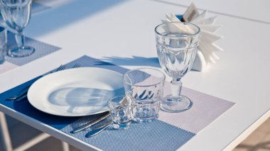 Cutlery 'i temizle. Yazlık kafede masa ayarı. Ziyaretçisi olmayan restoran..
