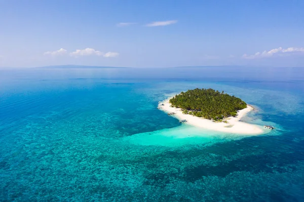 Тропический Остров Коралловом Рифе Вид Сверху Остров Тропическим Пляжем Бирюзовыми — стоковое фото