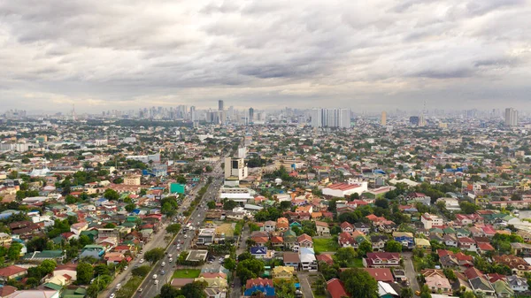 Manila şehri, Filipinler 'in başkenti. Sabahları modern metropol, en iyi manzara. Şehirde yeni binalar. Manila Panoraması. Gökdelenler ve iş merkezleri büyük bir şehirde.