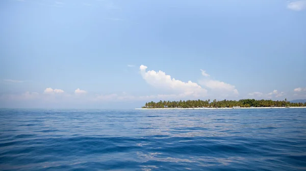 ターコイズブルーのラグーンと熱帯の島 夏の日に海の中の環礁にヤシの木がある島 — ストック写真