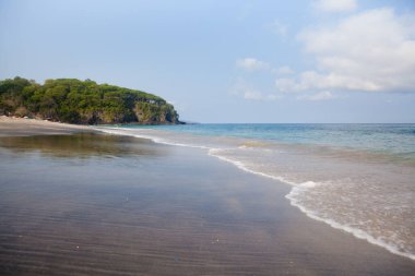 Kumlu sahilde okyanusun yumuşak dalgası, kopyalama alanı, arka plan. Kumsalda dalgalar.