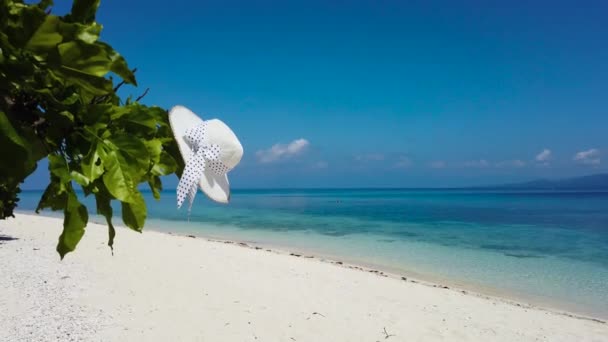Sombrero en una playa de arena. Concepto vacaciones de viaje — Vídeo de stock