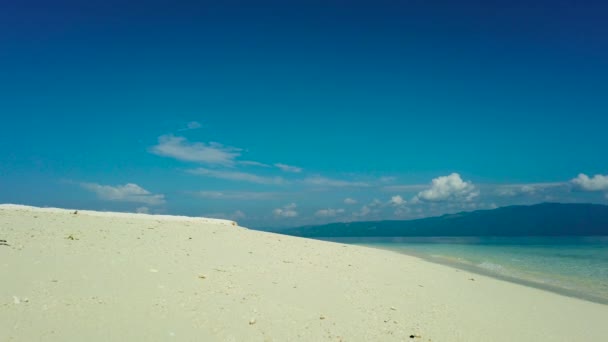 Praia tropical e mar azul. — Vídeo de Stock