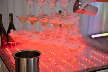 Şampanya kadehleri piramidi. Partide bir şeyler içeriz. Tatil için kristal bardaklar, misafirler için bir sürü bardak. Tatil masası için cam piramidi kaydır.