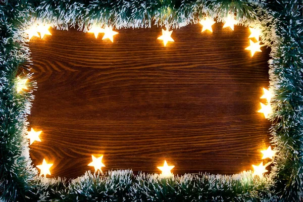 Kerstverlichting Beboste Achtergrond Kerst Achtergrond Een Tafel Versierd Met Kerstslinger — Stockfoto