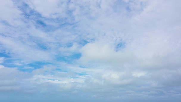 Błękitne niebo z chmurami, krajobraz z powietrza . — Wideo stockowe