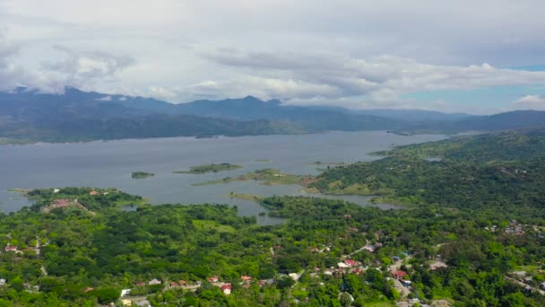 Een meer tussen groene heuvels en bergen. Meer van Pantabangan. — Stockvideo