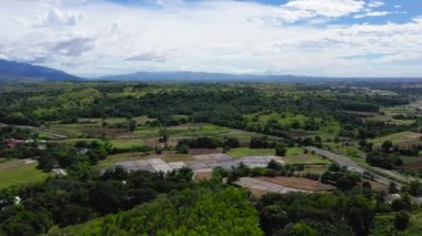 Tarlaları ve pirinç tarlaları olan bir manzara. Kırsal alanda tropik manzara, hava manzarası.