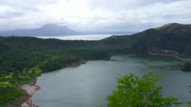 Taal Volkanı 'ndaki göl krateri. Filipinler.