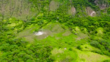 Dumanı tüten Taal volkanı. Tagaytay, Filipinler.