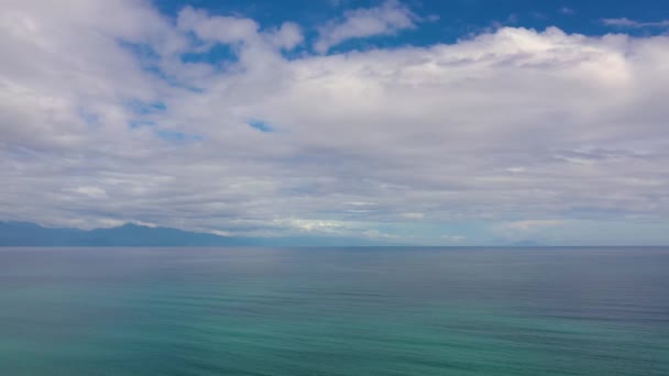 Ανοικτό γαλάζιο ωκεανό με κύματα. — Αρχείο Βίντεο