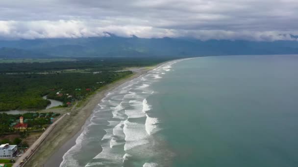 Praia de areia com turistas e surfistas. Baler Filipinas — Vídeo de Stock