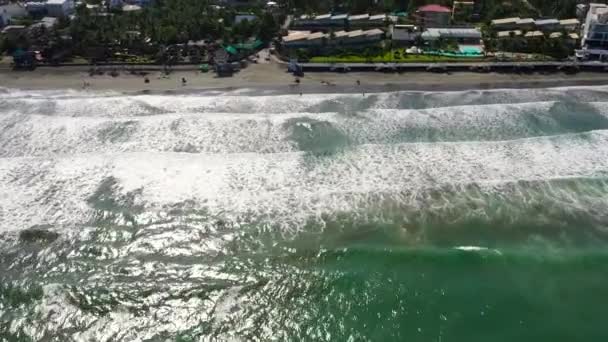 Sandstrand med turister og surfere. Baler Filippinerne – Stock-video