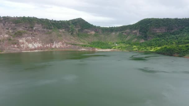 Cratere del lago al vulcano Taal. Filippine. — Video Stock