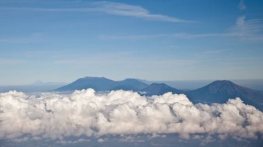 Endonezya 'nın dağ zirveleri, uçağın manzarası. Endonezya Volkanları.
