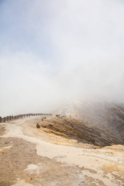 Ijen Volkanı, Endonezya. İşçiler volkan kraterinden sülfür çıkarıyorlar. Sülfür madenciliği.