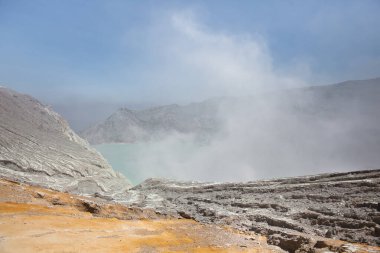 Doğu Java 'daki aktif volkan Ijen' in havadan çekilmiş fotoğrafı. Turkuaz sülfürik suyla birlikte dünyadaki en büyük yüksek asidik krater gölü. Sülfür madenciliği. Endonezya adalarının ünlü seyahat noktaları.