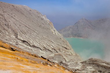 Doğu Java 'daki aktif volkan Ijen' in havadan çekilmiş fotoğrafı. Turkuaz sülfürik suyla birlikte dünyadaki en büyük yüksek asidik krater gölü. Sülfür madenciliği. Endonezya adalarının ünlü seyahat noktaları.