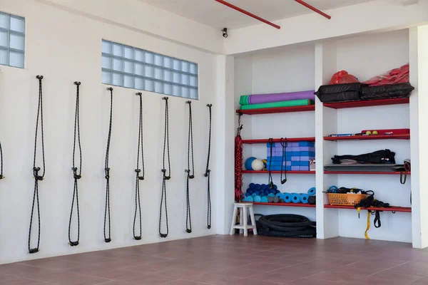 Spor ve spor aletleri. Spor salonu. Spor salonu, raflarda spor malzemeleri. Fitness için farklı araçlar