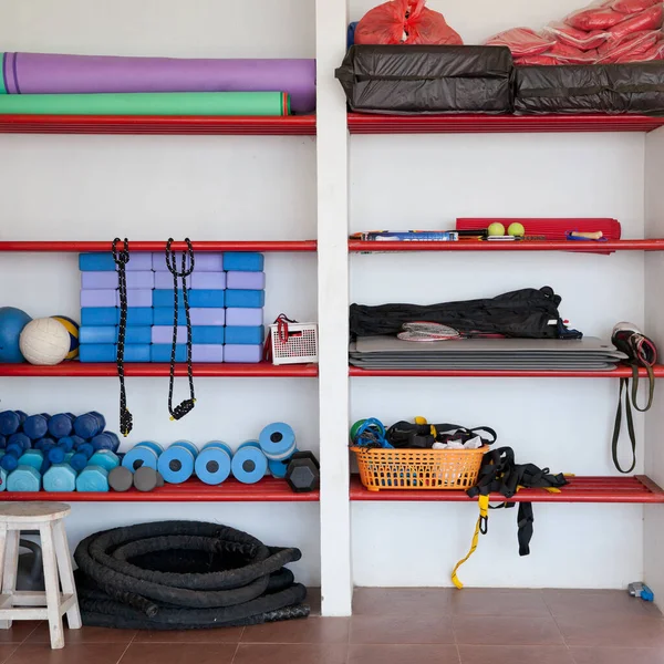 Spor salonundaki spor malzemeleriyle raflar. Spor salonu. Spor salonu, raflarda spor malzemeleri. Fitness için farklı araçlar
