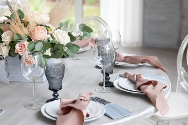 テーブルを用意 宴会や結婚式のためのホール — ストック写真