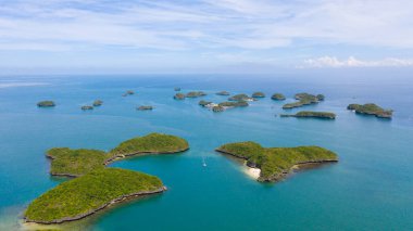 Yüz Adaları Ulusal Parkı, Pangasinan, Filipinler 'deki plajları ve lagünleri olan küçük adaların havadan görünüşü. Meşhur turist eğlencesi, Alaminos. Yaz ve seyahat tatil konsepti.