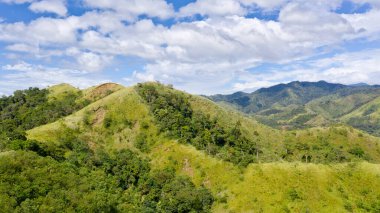 Yeşil tepeli dağ manzarası ormanlı dağlar dağ vadisi ve bulutlu mavi gökyüzü. Filipinler, Luzon. Yaz manzarası.