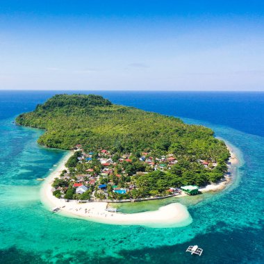 Himokilan Adası, Leyte Adası, Filipinler. Köyü ve beyaz plajı olan tropik bir ada. Adanın etrafındaki turkuaz su ve mercan resifleri.