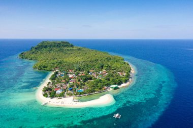 Himokilan Adası, Leyte Adası, Filipinler. Köyü ve beyaz plajı olan tropik bir ada. Adanın etrafındaki turkuaz su ve mercan resifleri. Yaz tatili konsepti.