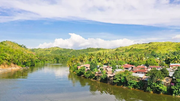 Büyük Bir Tropikal Adada Kırsal Alanda Nehir Kenarındaki Yeşil Tepelerde — Stok fotoğraf