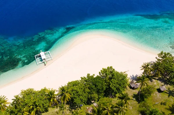 热带的白色沙滩 俯瞰全景 海岸外的观光船 蓝色的大海 蓝绿色的泻湖 平静的海滩场景 图库图片