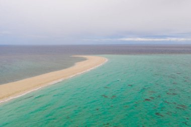 Mercan resifindeki kumsal adası, en üst manzara. Beyaz kumdan bir adayla mercan adası.