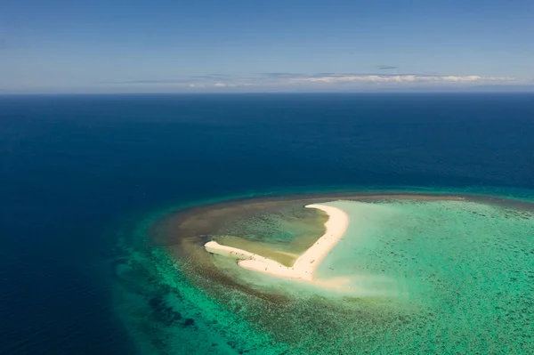 サンゴ礁を持つ白い砂浜 フィリピンのカミグイン島 空中の景色の近くの環礁 — ストック写真