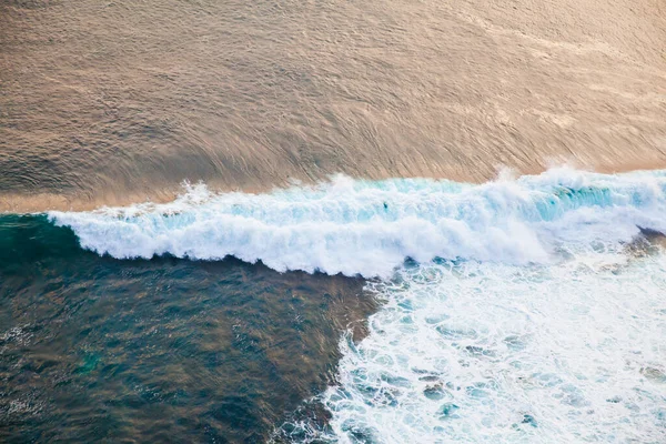 Tiefblaue Stürmische Meerwasseroberfläche Mit Weißem Schaum Und Wellenmuster Hintergrundfotototextur Sturmwellen — Stockfoto